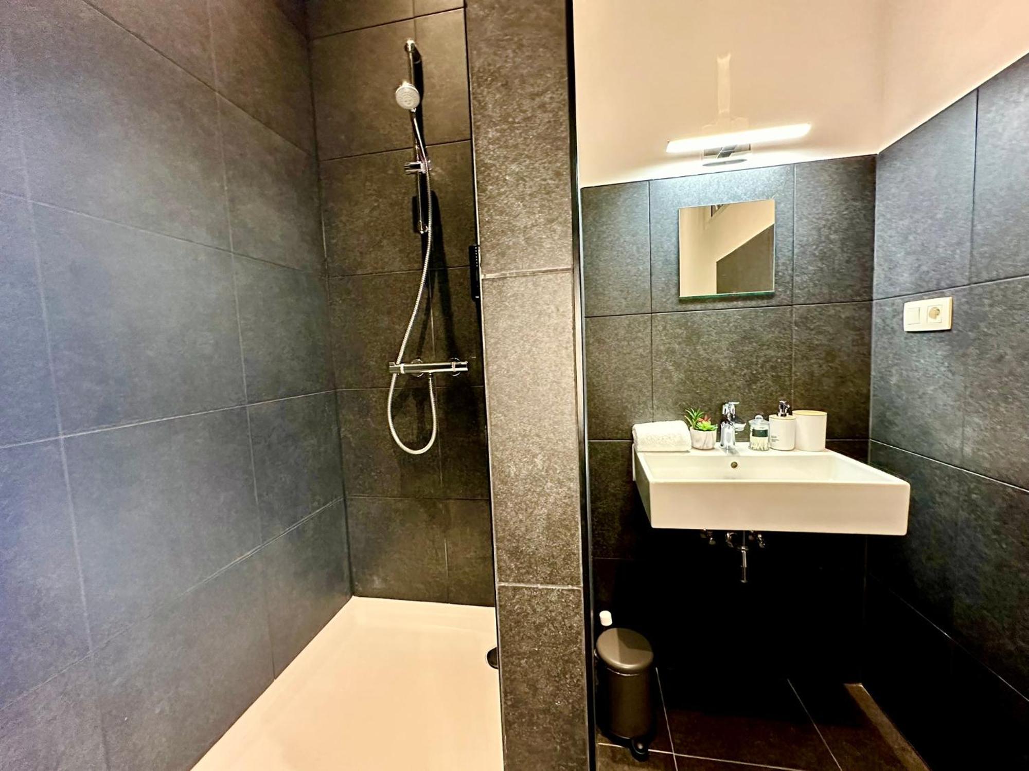 Luxury Suites Centrum By Rikas Hotels Антверпен Экстерьер фото
